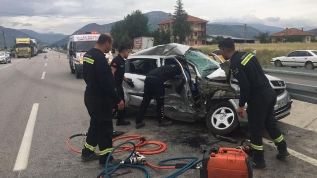 Burdur'da tırla otomobil çarpıştı: 1 ölü, 1 yaralı
