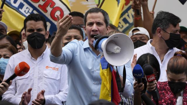 Venezuela'da muhalefet lideri Guaido saldırıya uğradı
