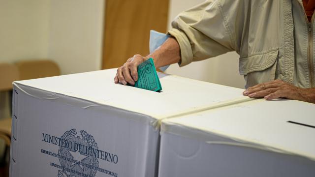 İtalya'da halk, kısmi yerel seçim ve referandum için sandık başında