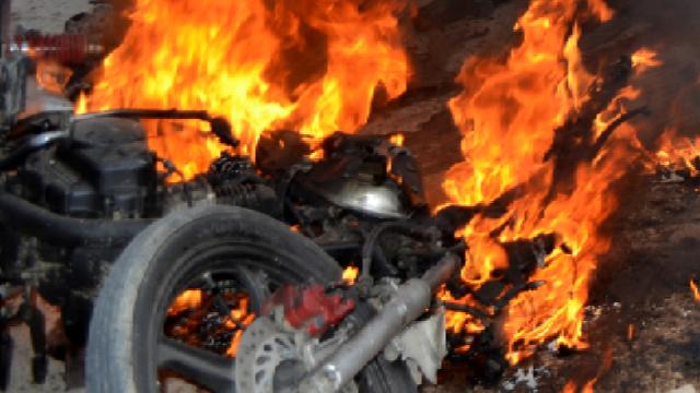 Pakistan'da otoparkta yangın: 500'ün üzerinde taşıt kül oldu