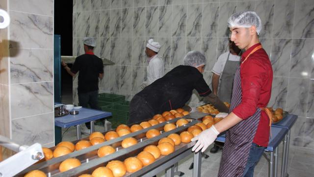 Adıyaman'da meslek lisesi öğrencileri günde 10 bin ekmek üretiyor