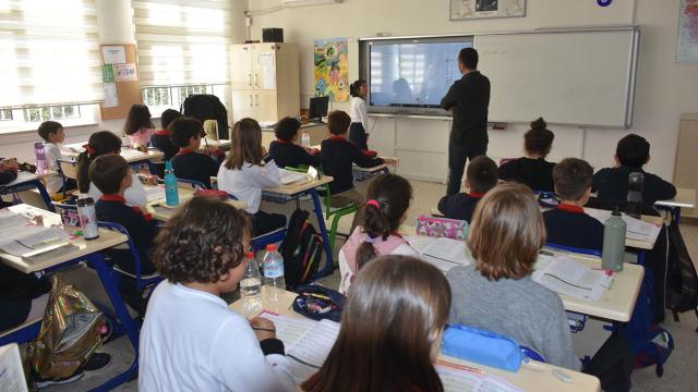 Depremzede 2 bin 234 öğrenci için ders zili İzmir'de çaldı