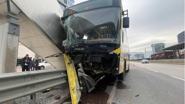 Bariyere çarpan halk otobüsündeki 5 kişi yaralandı