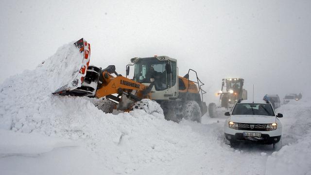 Şırnak'ta kar yağışı nedeniyle mahsur kalan 20 araç kurtarıldı