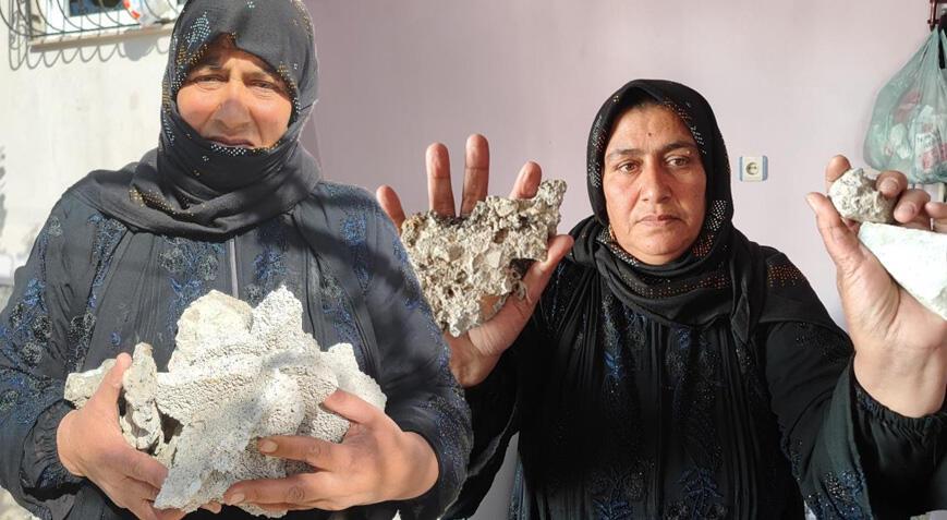 Adana'da dehşet! Bayanlar çocuklarla mesken basıp taş ve sopalarla camları kırdı