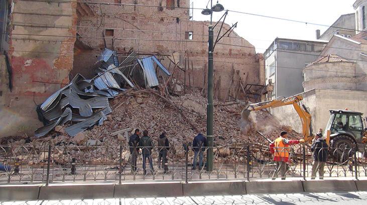 Beyoğlu'nda çöken binadaki çalışmalar nedeniyle tramvay seferleri 2 gündür yapılamıyor