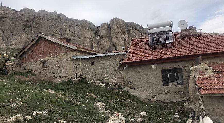 Bolvadin Fayı’nın başladığı dağdan kopan kaya kesimleri huzursuz ediyor