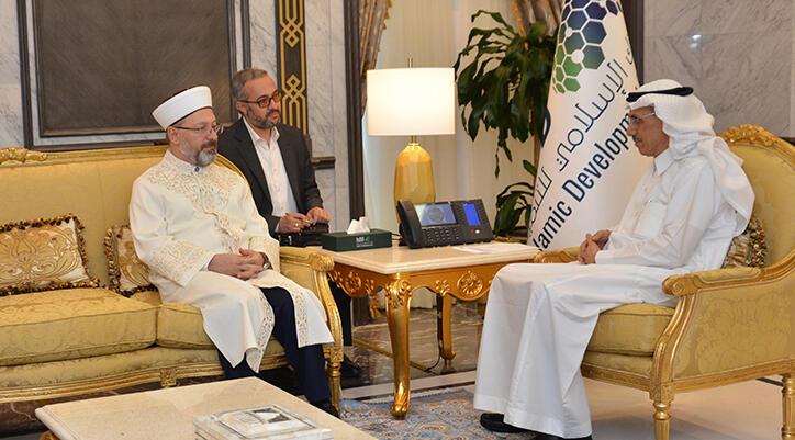 Diyanet İşleri Lideri Erbaş, Cidde’de İslam Kalkınma Bankası Lideri Al Jasser ile görüştü