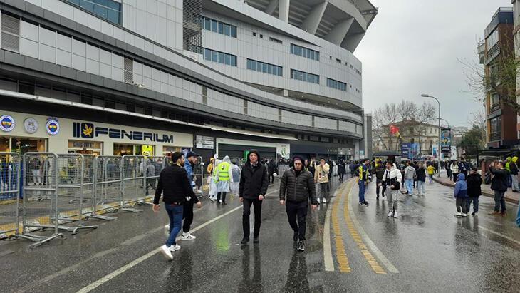 Fenerbahçeli taraftarlar, Kadıköy'e akın etti
