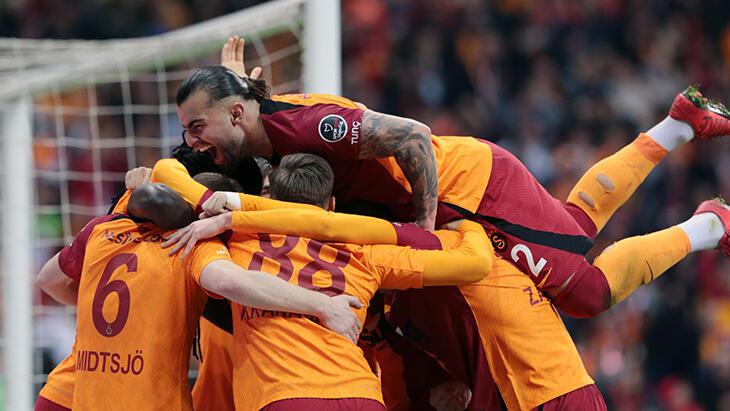 Galatasaray, Adana Demirspor'u mağlup etti! 3 puan son dakikalarda geldi