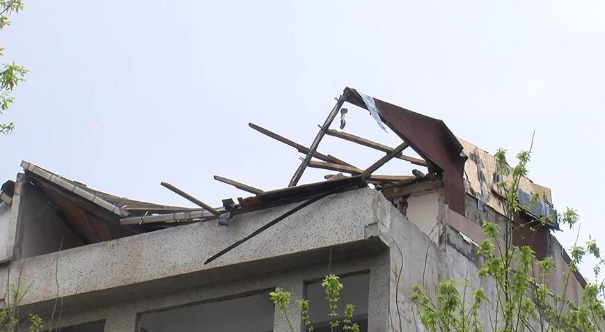 Güngören'de boşaltılan binanın çatısında çökme! 1 kişi yaralandı