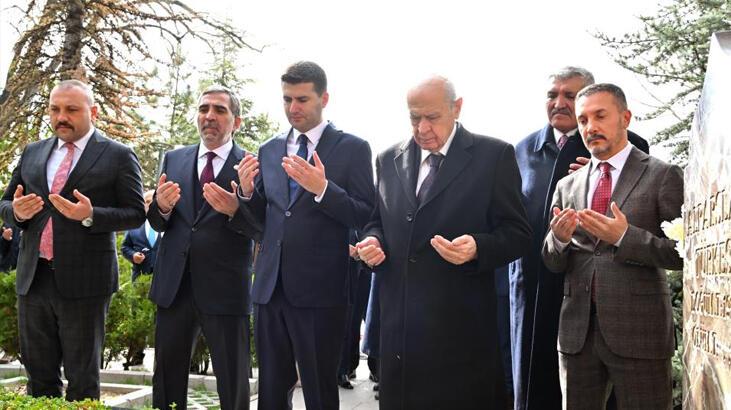 MHP başkanı Bahçeli, Alparslan Türkeş'in kabrini ziyaret etti