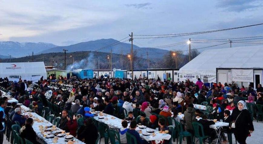 Sancaktepe Belediyesi iftar sofrasını sarsıntı bölgesinde de kurdu