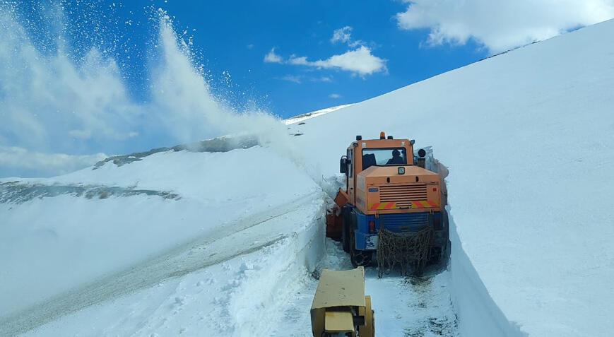 Van'da ağır kardan kapanan yollar ulaşıma açıldı