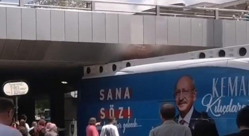 Ankara’da CHP seçim otobüsü köprüye sıkıştı