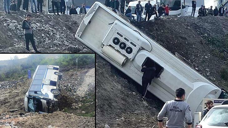Manisa'da maden personellerini taşıyan servis minibüsü devrildi: 6 yaralı