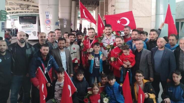 Şampiyon Taha Akgül ve Özgür Tarz Güreş Ulusal Ekibi Türkiye’ye döndü