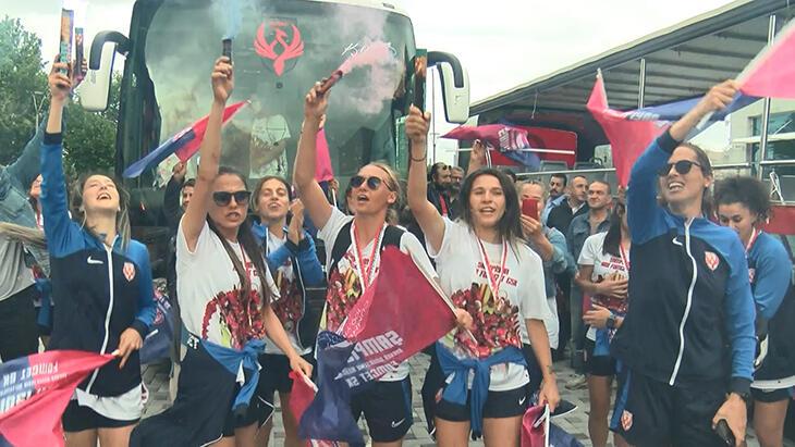 Bayan Futbol Üstün Ligi şampiyonu Ankara Büyükşehir Belediyesi FOMGET'e coşkulu karşılama