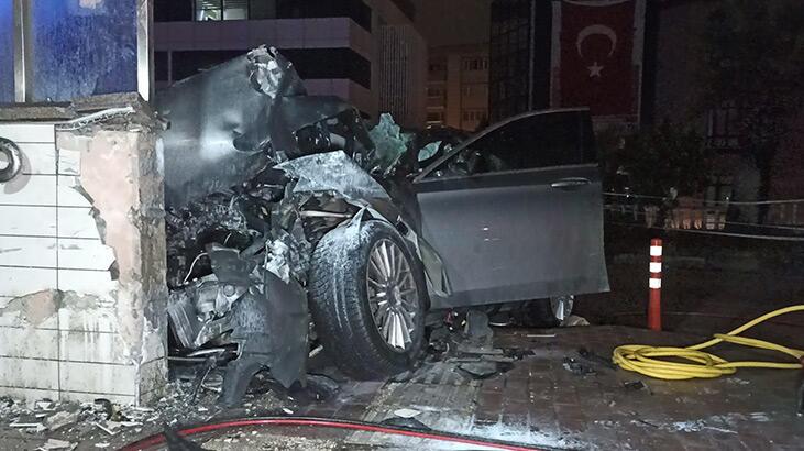 Bursa'da feci kaza! Araç alt geçide çarptı, 3 kişi öldü