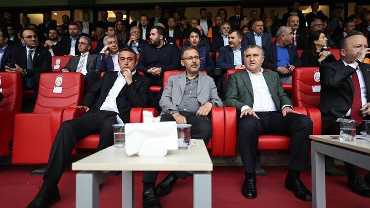 Gençlik ve Spor Bakanı Osman Aşkın Bak, derbiyi takip etti