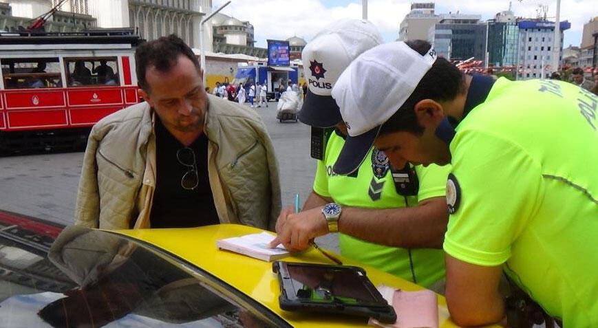 Taksim Meydanı'nda diğerinin ehliyeti ile trafiğe çıkan taksici, kontrole takıldı