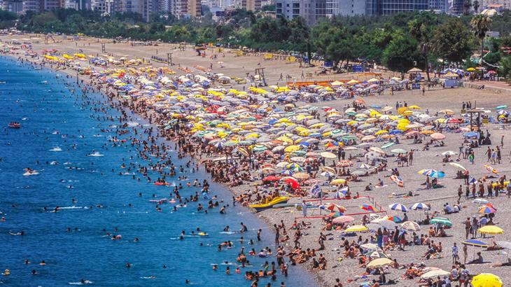 9 günlük tatili kıymetlendirmek isteyen vatandaşlar turizm acentelerine akın etti
