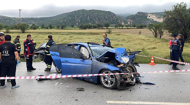 Burdur’da feci kaza! İki araba baş başa çarpıştı! Çok sayıda kişi hayatını kaybetti