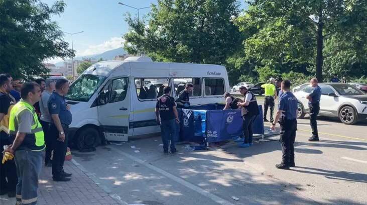 Bursa'da emekçi servisi ile araba çarpıştı: 1 meyyit, 9 yaralı