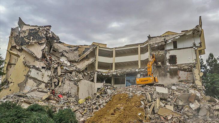 Sarsıntıda hasar gören Dicle Üniversitesi rektörlük binasının yıkımına başlandı