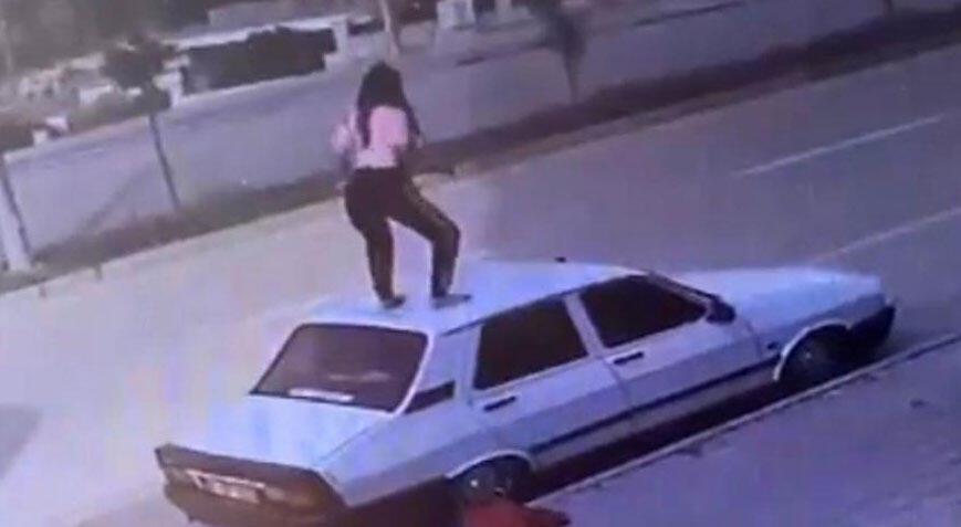 Adana’da bir bayan arabanın tavanına çıkıp dans etti