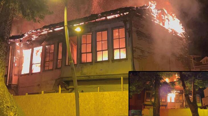 Bursa'da tarihi bina alev alev yandı