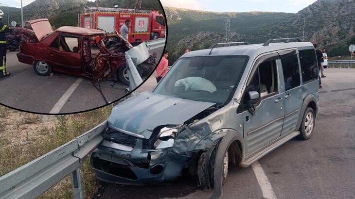 Hafif ticari araç ile araba çarpıştı: 5 yaralı