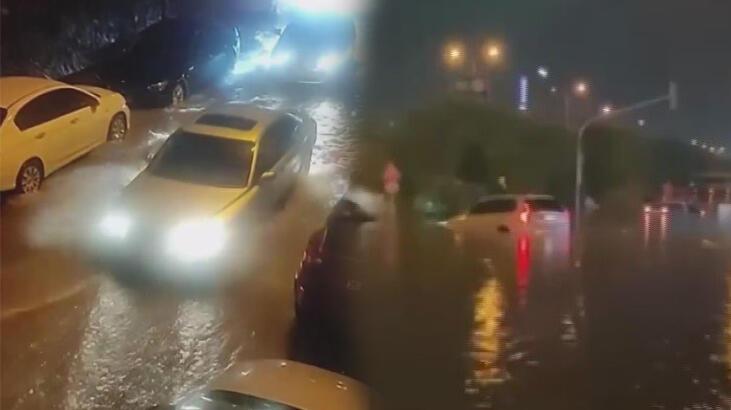 İzmir’de sel! Araçlar suya gömüldü, yol trafiğe kapatıldı
