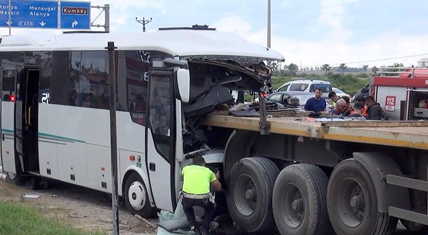 TIR'a çarpan çeşit midibüsünün şoförü öldü! 5 turist yaralı