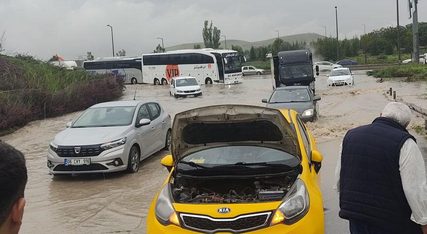 Ankara'da sağanak nedeniyle yollar göle döndü
