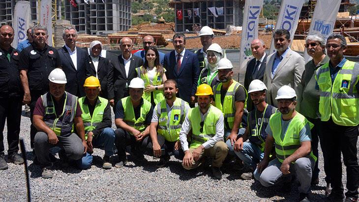 Cumhurbaşkanı Yardımcısı Yılmaz, Kahramanmaraş'ta sarsıntı konutlarının inşaatını inceledi