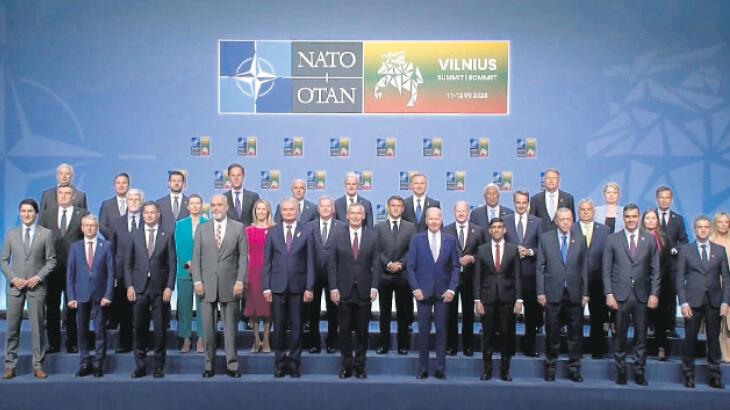 NATO Başkanlar Zirvesi’nde aile fotoğrafı çekildi