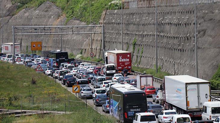 Tatilin son gönü dönüş trafiği: 3 noktada zincirleme kaza! İstanbul tarafı ulaşıma kapalı