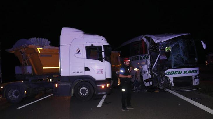 TEM’de vahim kaza! Yolcu otobüsü ile tır çarpıştı: 1’i ağır 18 yaralı
