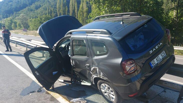 Amasya'da, bariyerde askıda kalan arabada 4 yaralı