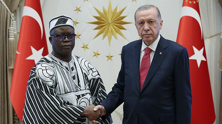 Burkina Faso büyükelçisi Cumhurbaşkanı Erdoğan’a inanç mektubunu sundu