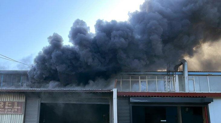 Geri dönüşüm tesisinde korkutan yangın... Siyah duman kenti kapladı!